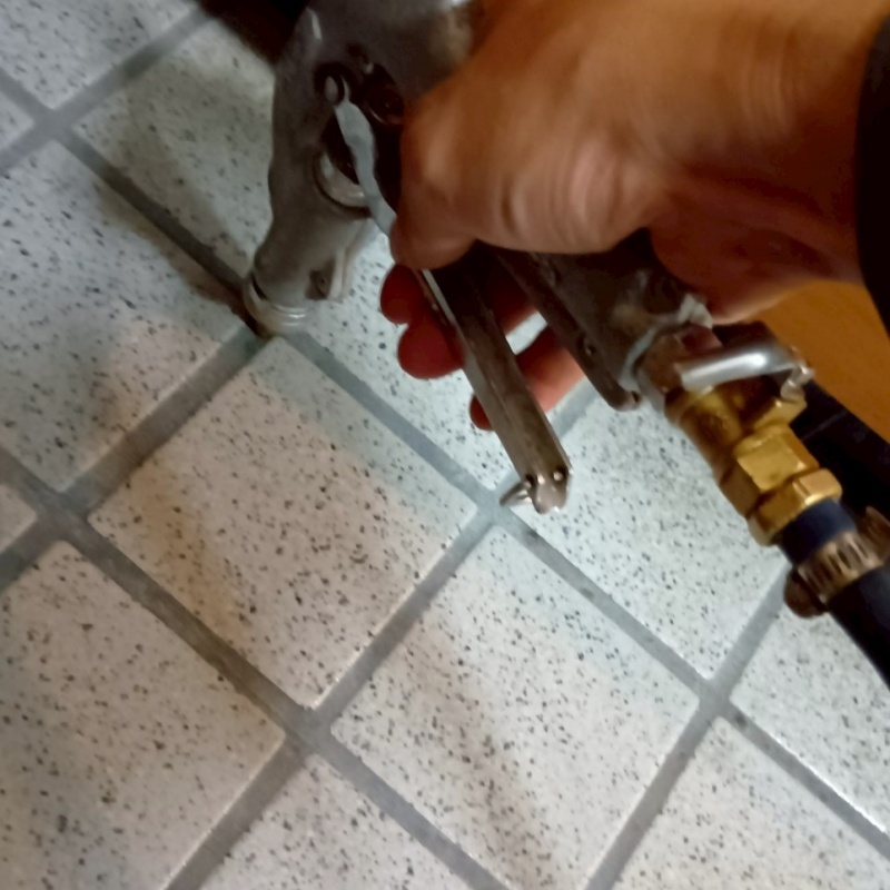 玄関の床タイルにシロアリ駆除剤を注入