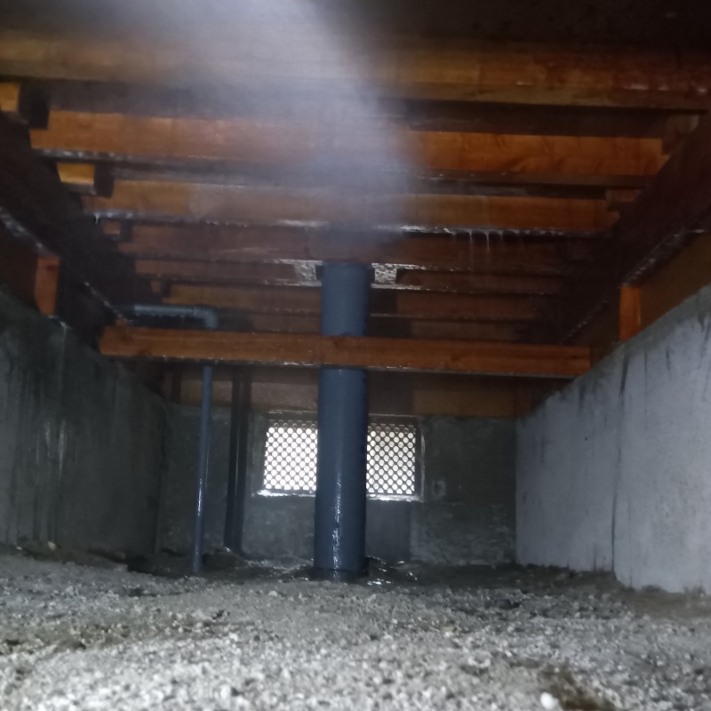 床下の木部に防蟻剤を散布