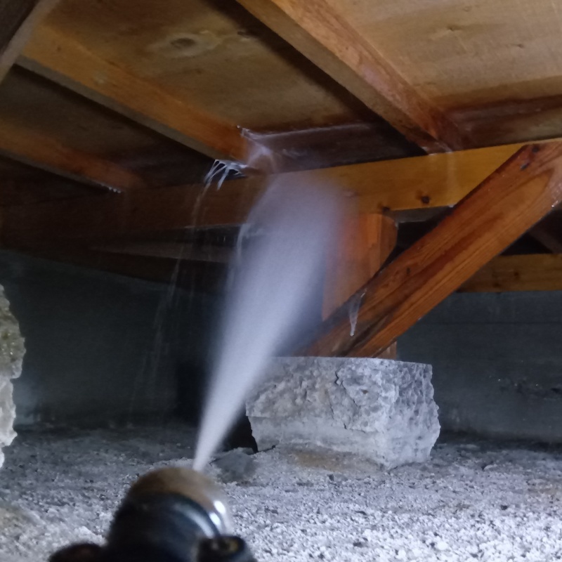 床下の木部に防蟻剤を散布