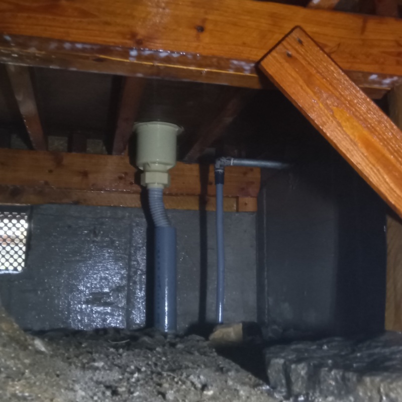 床下の土壌・基礎に防蟻剤を散布