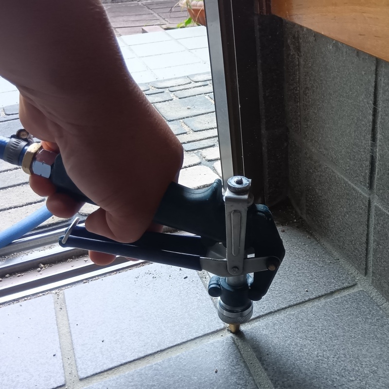 外の塀（木材）に防蟻剤を注入