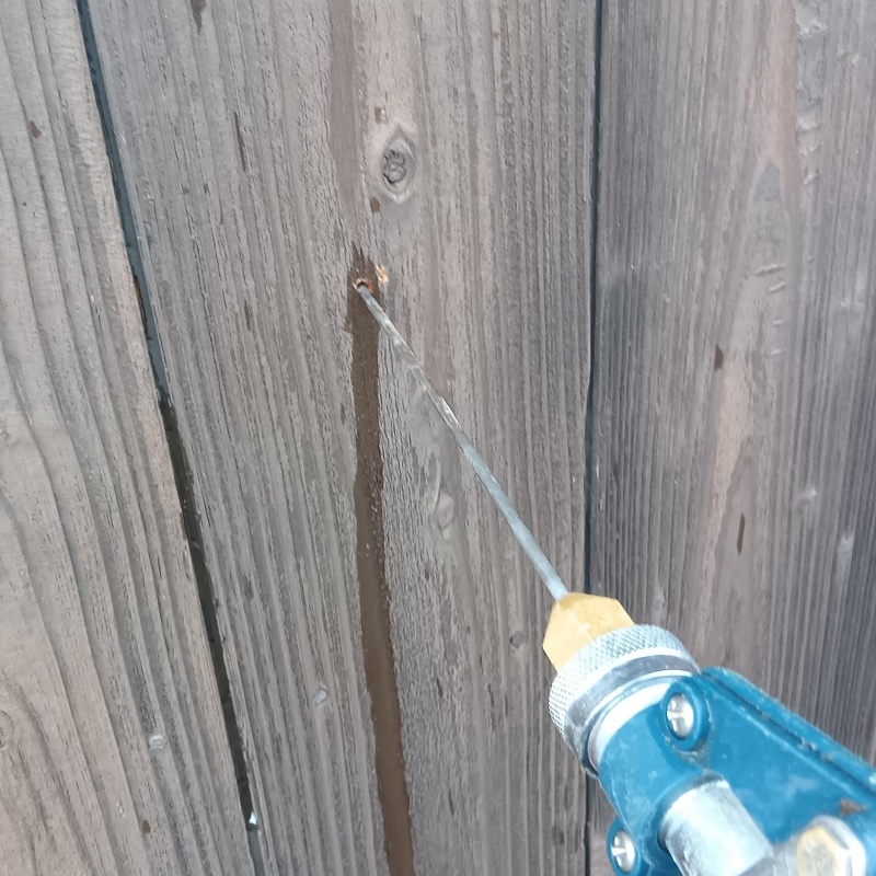 玄関の床タイルに防蟻剤を注入