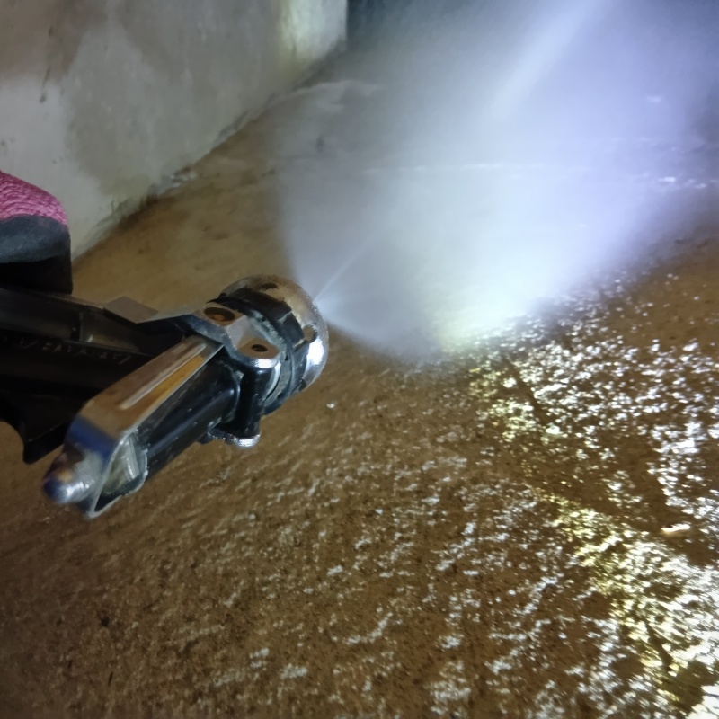 床下の土壌にシロアリ駆除剤を散布