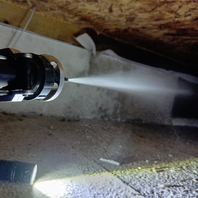 床下の基礎にシロアリ駆除剤を散布