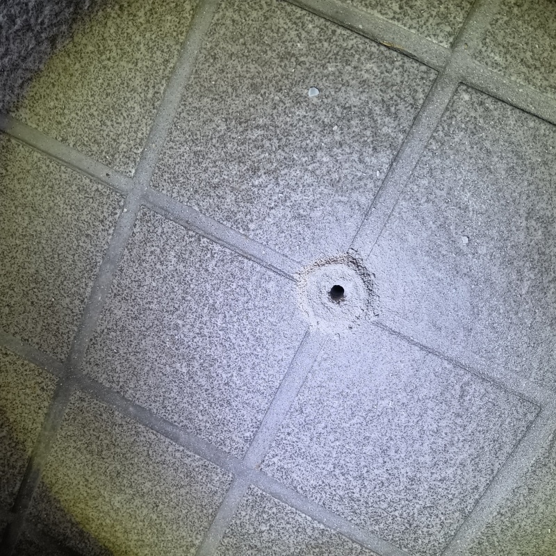 穿孔処理のために玄関タイルに開口