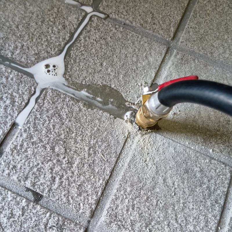 玄関の床タイルにシロアリ駆除剤を注入