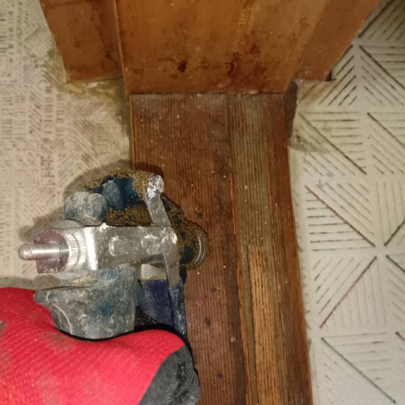 敷居にシロアリ駆除剤を注入