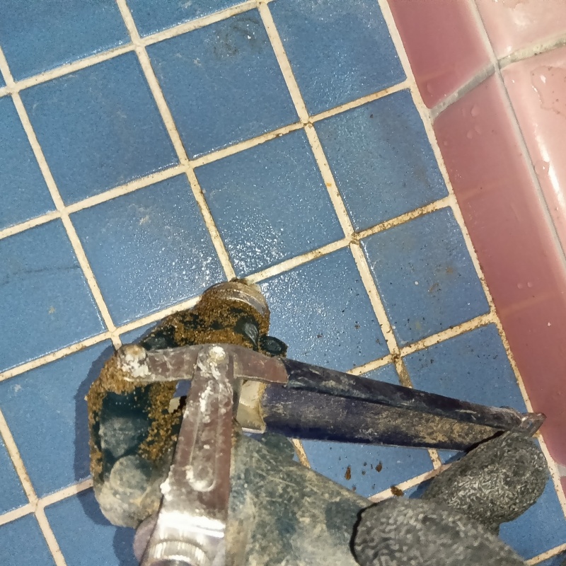 浴室のタイルにシロアリ駆除剤を注入