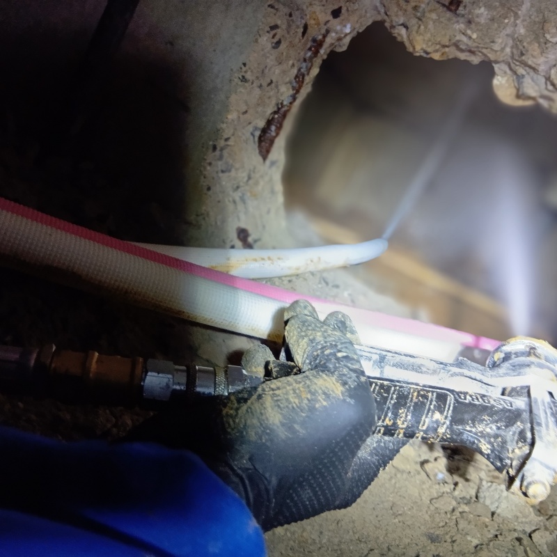 床下の壁にシロアリ駆除剤を散布