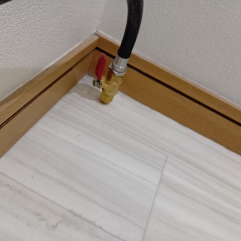 室内フローリングにシロアリ駆除剤を注入