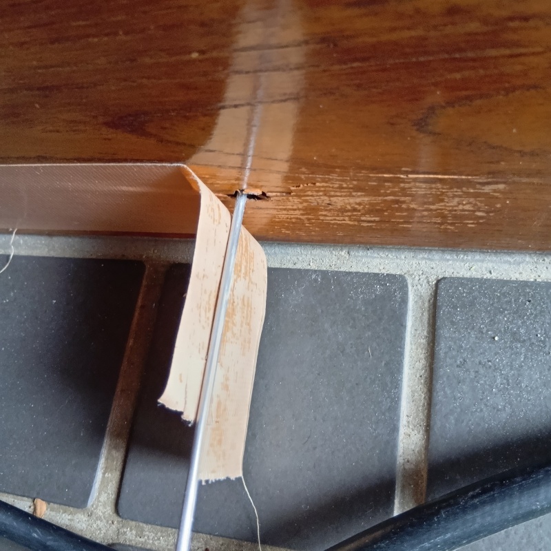 玄関の木部にシロアリ駆除剤を注入