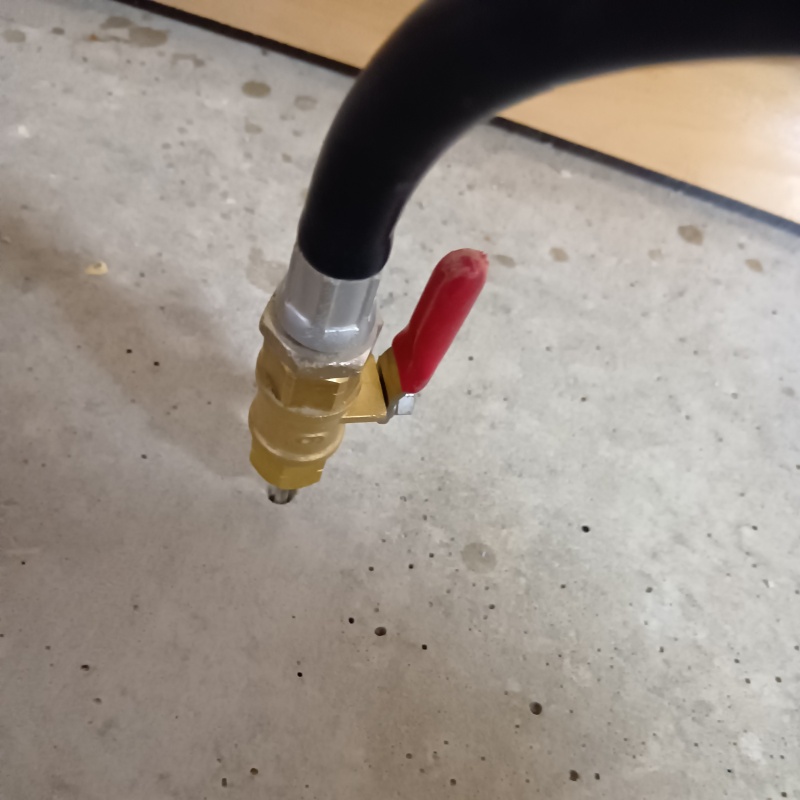 土間にシロアリ駆除剤を注入