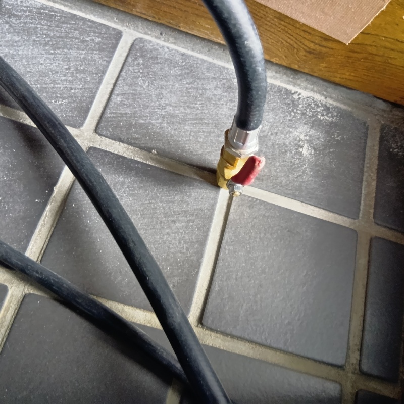 玄関の床タイルにシロアリ駆除剤を注入