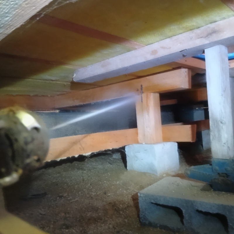 床下の木部にシロアリ駆除剤を散布