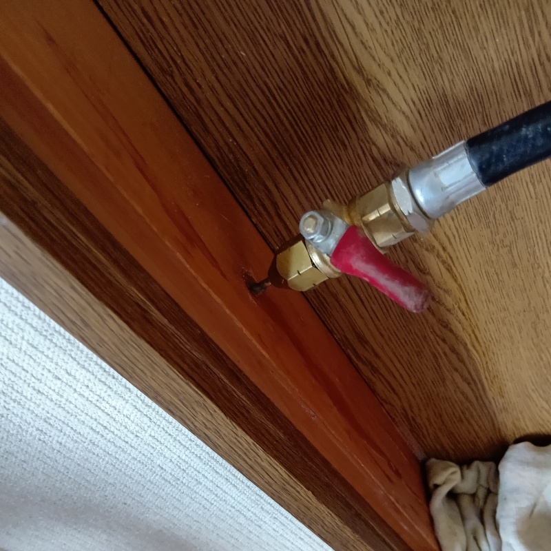 室内の柱にシロアリ駆除剤を注入