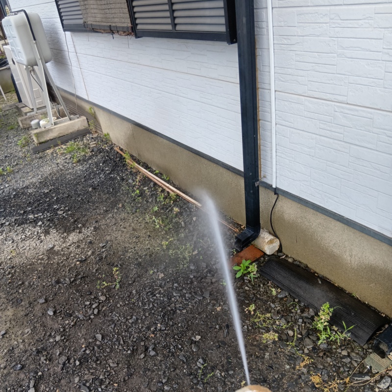 外壁の基礎にシロアリ駆除剤を散布