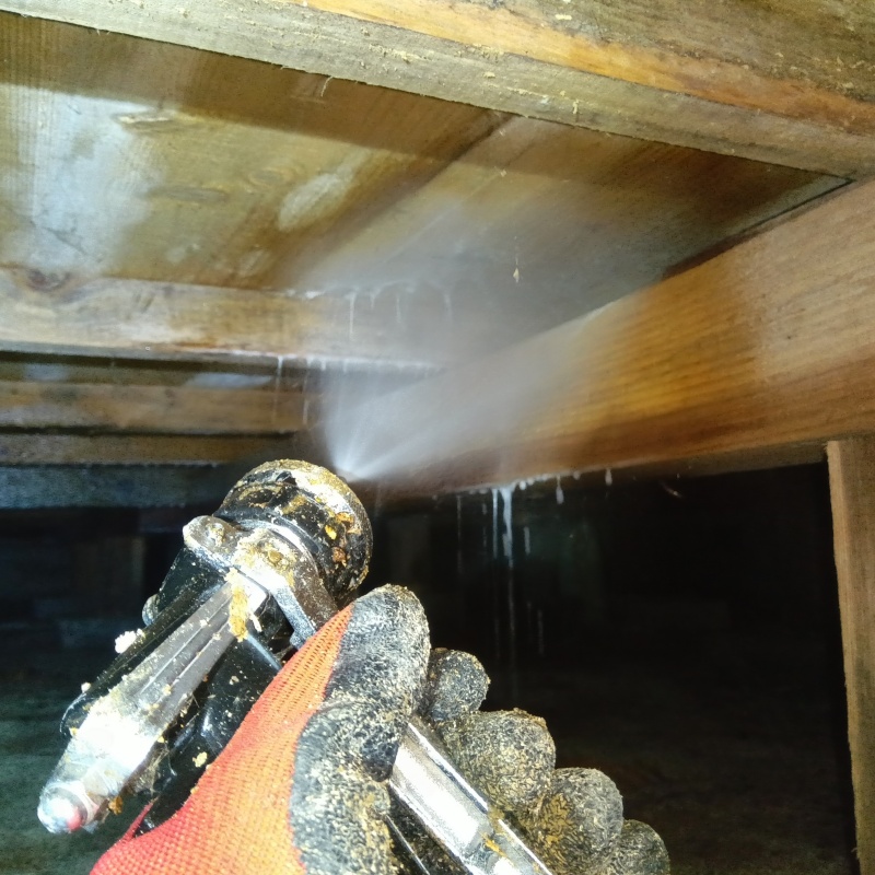 床下の木部にシロアリ駆除剤を散布