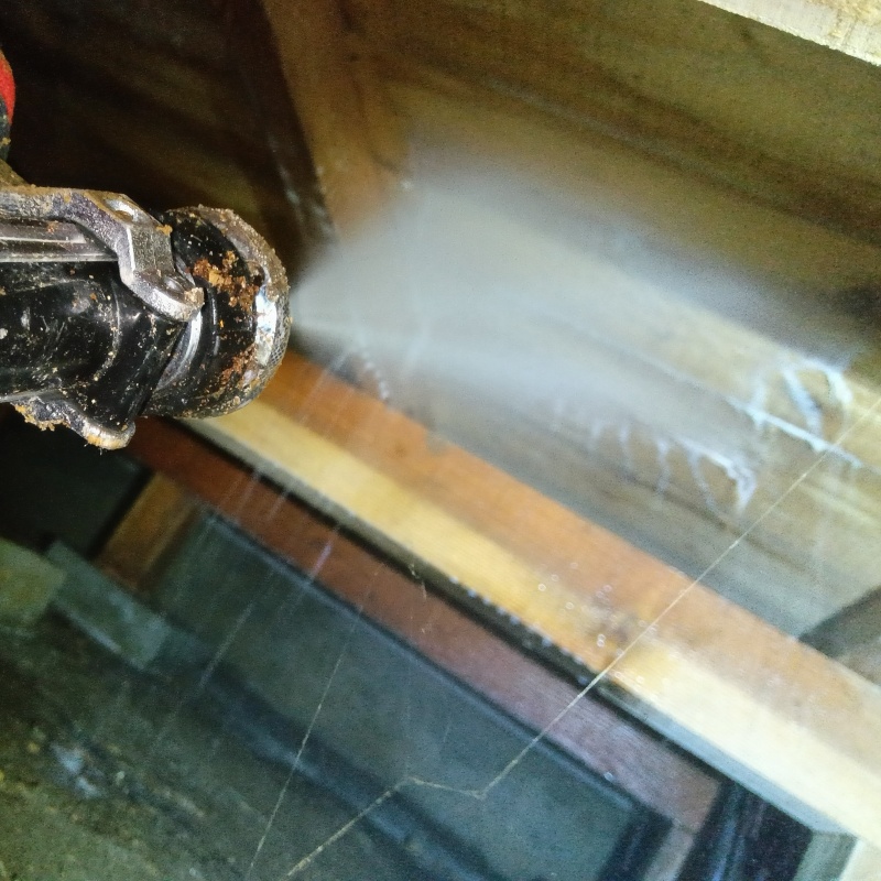 床下の木部にシロアリ駆除剤を散布