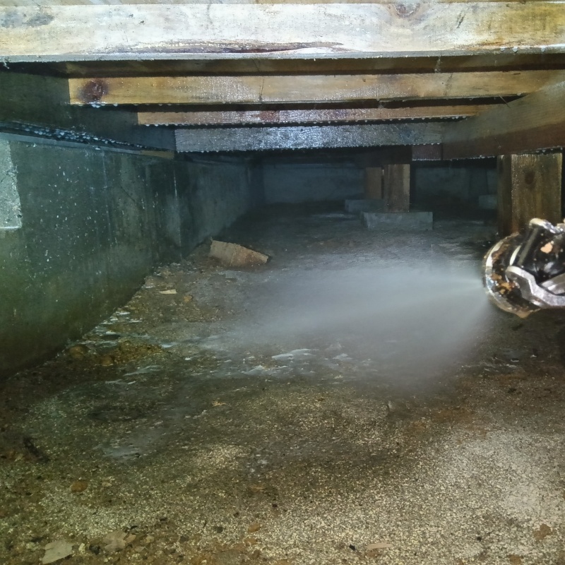 床下の土壌にシロアリ駆除剤を散布