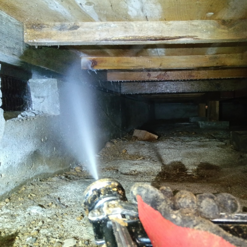 床下の基礎にシロアリ駆除剤を散布