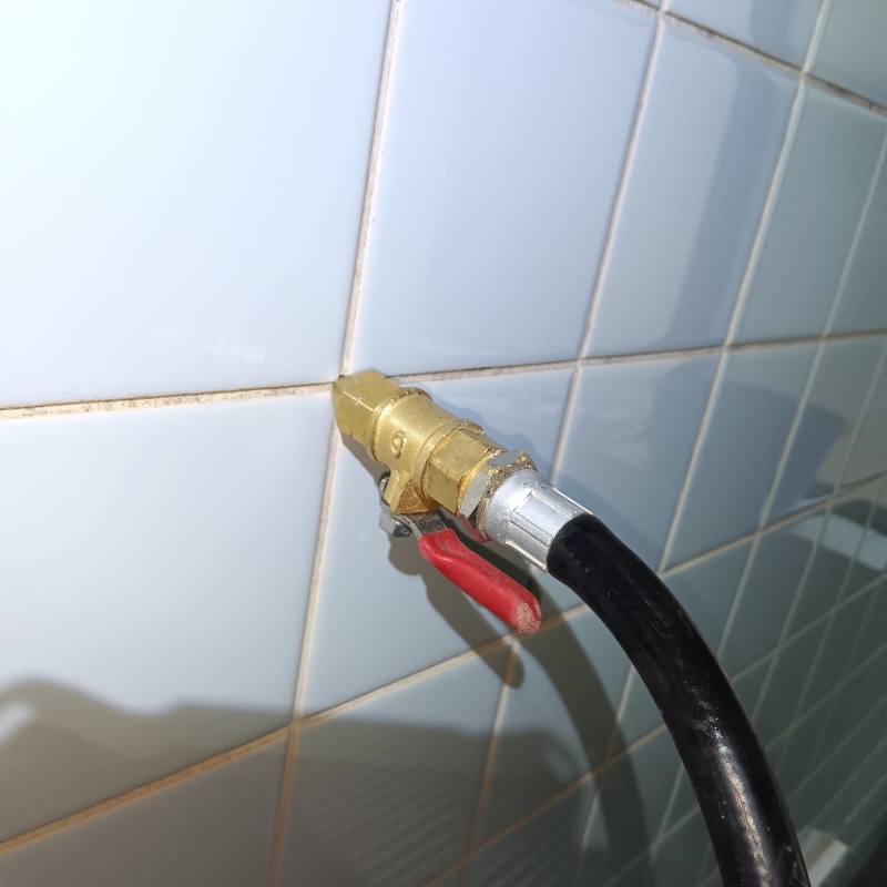 浴室の壁タイルにシロアリ駆除剤を注入