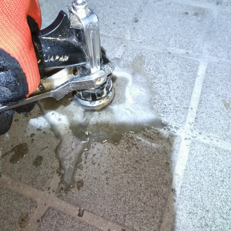 玄関の床タイルにシロアリ駆除剤を注入