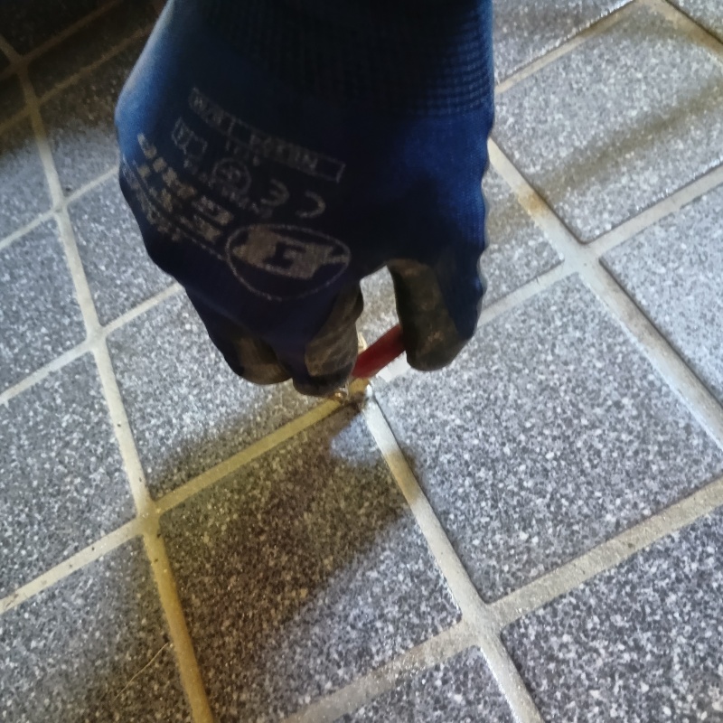 玄関の床タイルにシロアリ駆除剤を注入