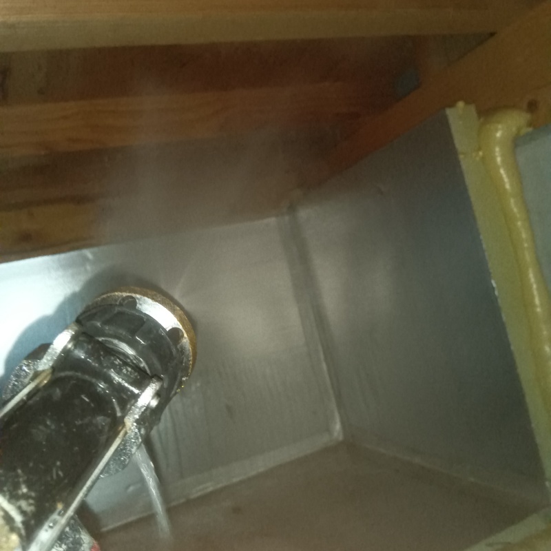 床下の木部に防蟻剤を散布