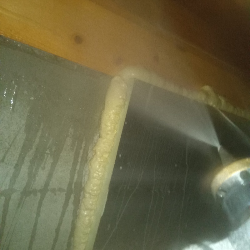 床下の基礎に防蟻剤を散布