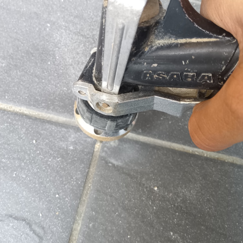 玄関の床タイルに防蟻剤を注入