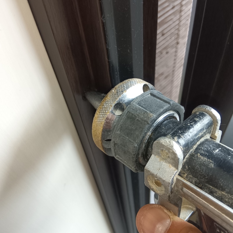 玄関のドア枠に防蟻剤を注入