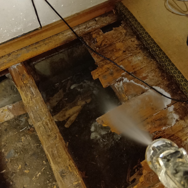 和室の下の木部にシロアリ駆除剤を散布