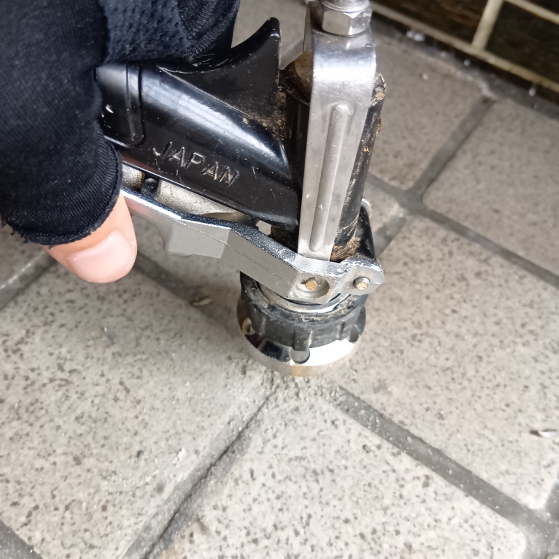 玄関の床タイルにシロアリ駆除剤を注入