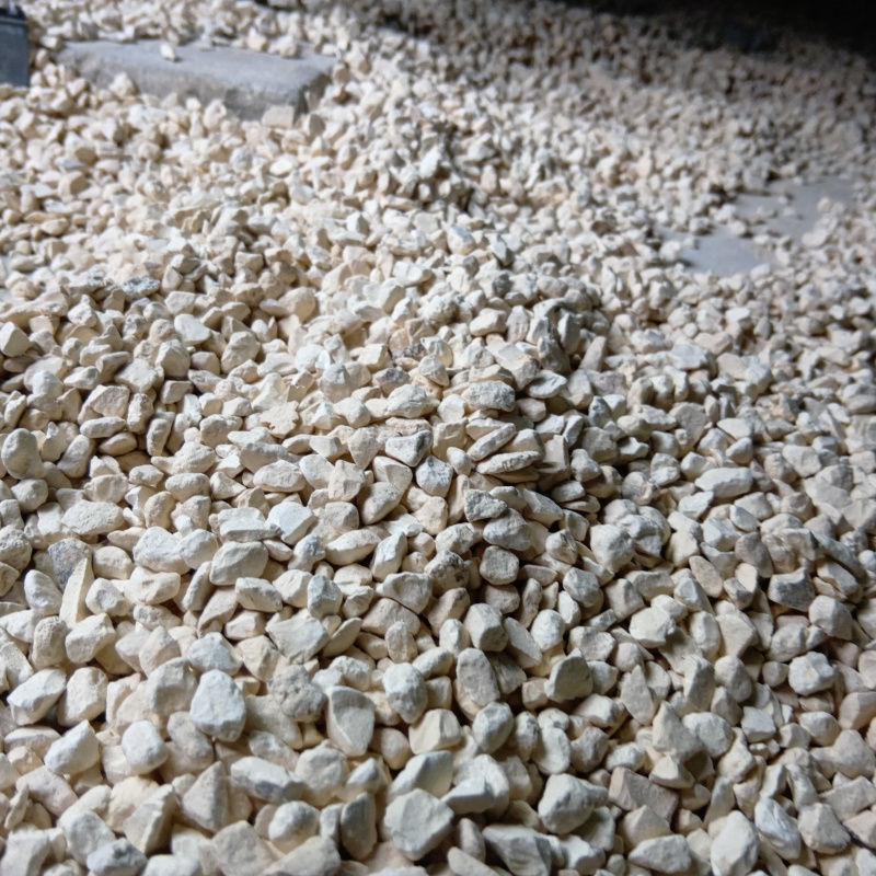 床下に調湿材を敷き詰める