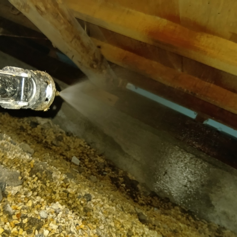 床下の木部にシロアリ駆除剤を散布