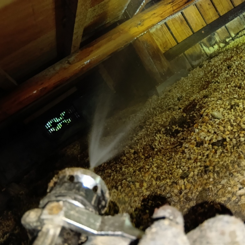 床下の土壌・基礎にシロアリ駆除剤を散布