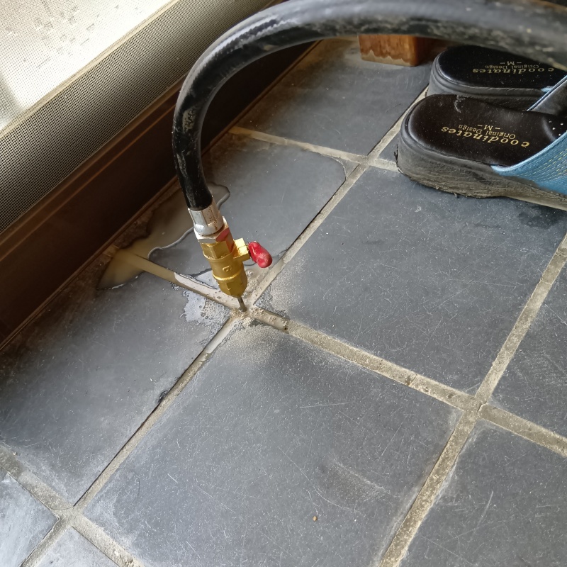 玄関の床タイルにシロアリ駆除剤を注入