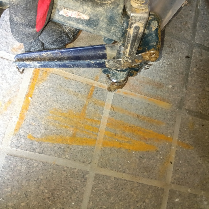 玄関の床タイルにシロアリ駆除剤を注入