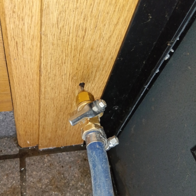 柱（木材）にシロアリ駆除剤を注入