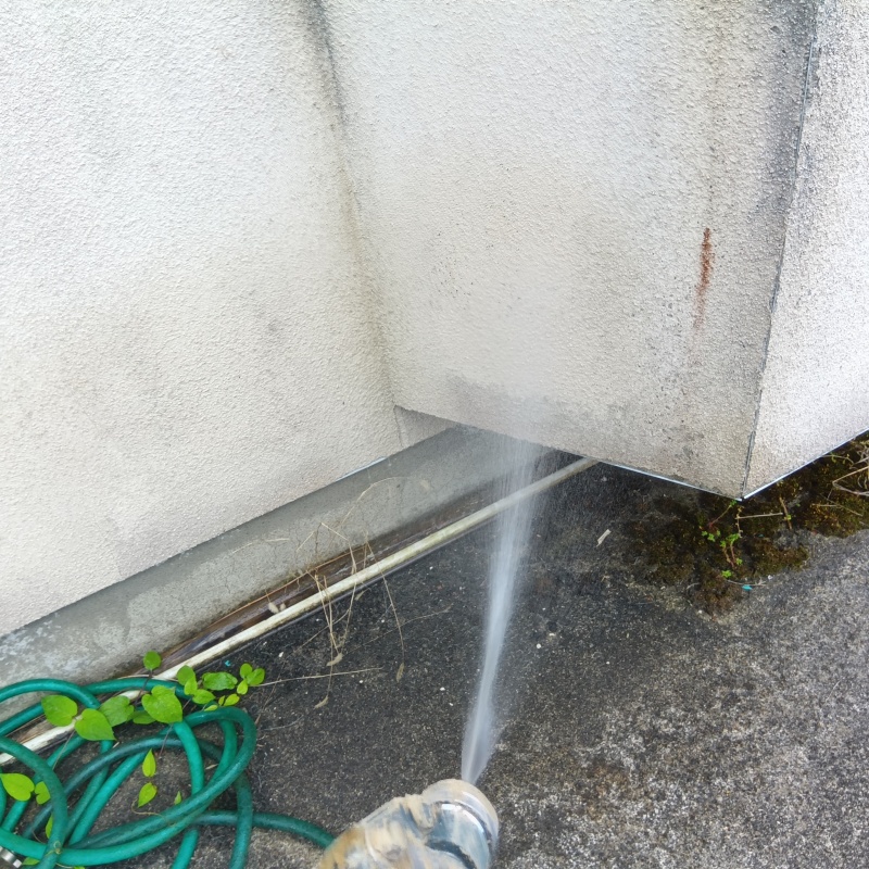 建物外周にシロアリ駆除剤を散布