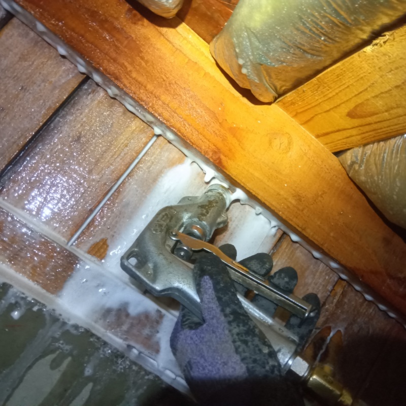 床下の木部にシロアリ駆除剤を散布