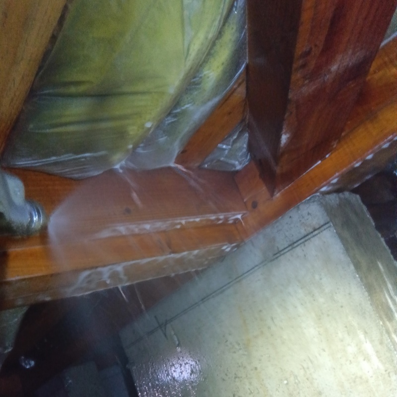 床下の木部にシロアリ駆除剤を散布