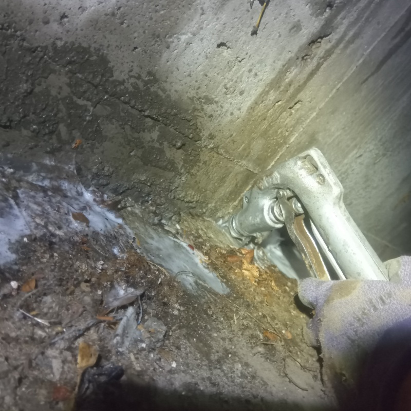 床下の土壌にシロアリ駆除剤を散布