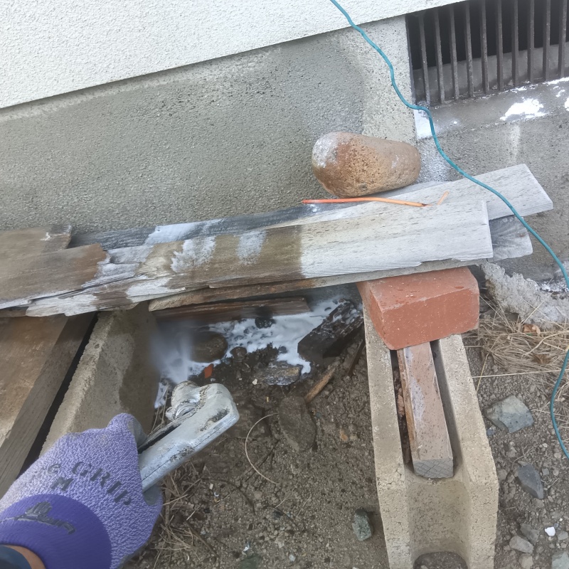 建物外周にシロアリ駆除剤を散布