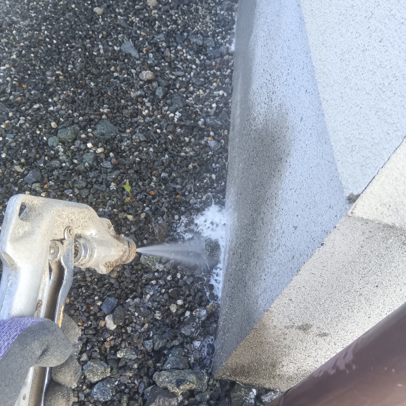 建物外周にシロアリ駆除剤を散布