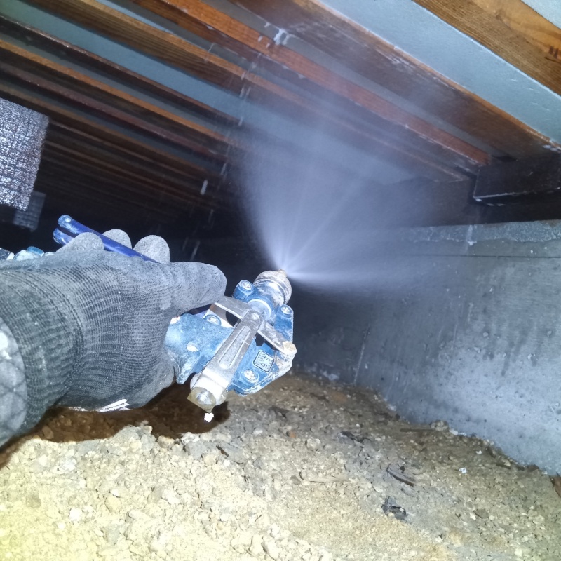 床下の木部にシロアリ駆除剤を散布
