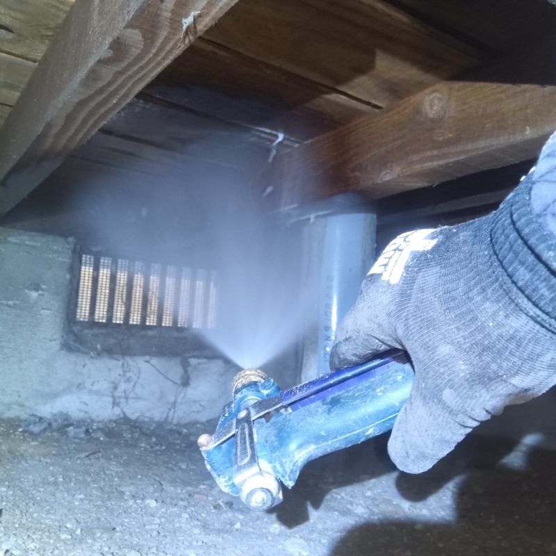 床下の木部にシロアリ駆除剤を散布