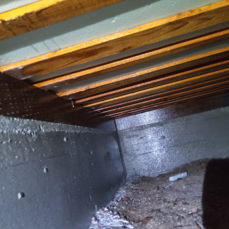 床下の土壌・基礎にシロアリ駆除剤を散布