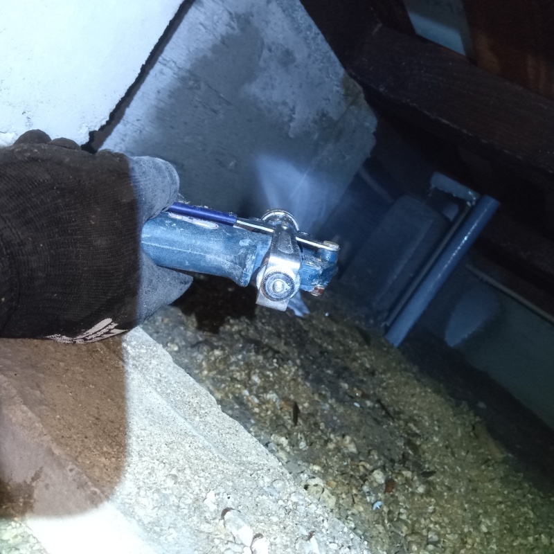 床下の土壌・基礎にシロアリ駆除剤を散布