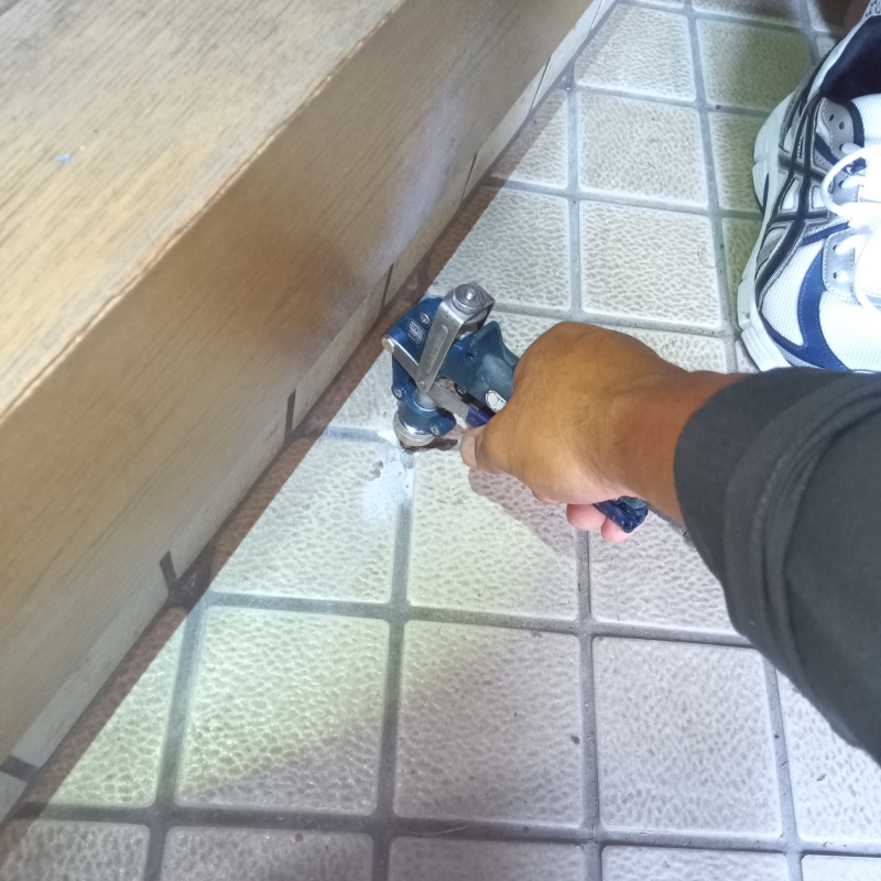 玄関の床タイルにシロアリ駆除剤を注入